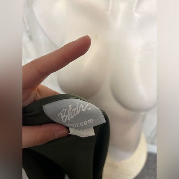 Green tank top - Picture 2 of 6